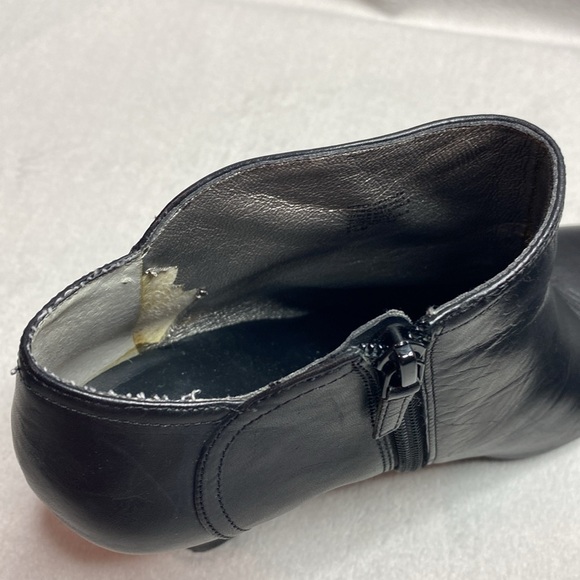 Banana Republic black leather heeled booties size 8.5 - Picture 5 of 8